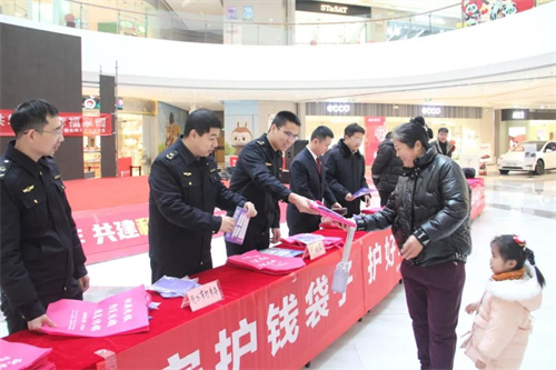 河北衡水市开展打击防范传销进商场宣传活动