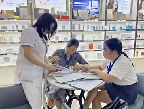 四川市场监管局以毕业季医美消费热潮为契机开展专项整治行动