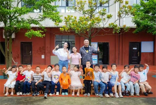 张雨绮姜超探访安利健康童乐园 关注乡村儿童
